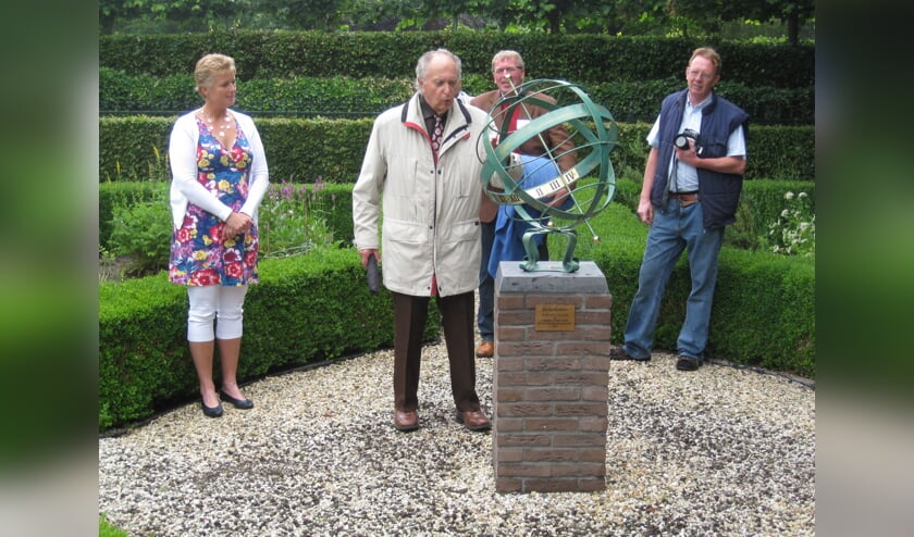 Jan Zuilhof bij de onthulling van de zonnewijzer in 2011. | Foto: pr.