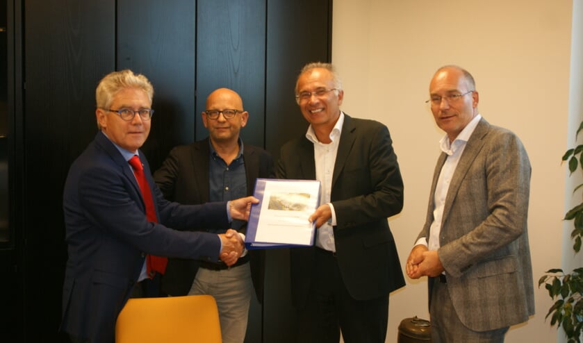 Frans Zonneveld en Hans Brehler van ROHWN ondertekenen het contract met Steven Schrader en Johan van Buren van woonstichting Vooruitgang. | Foto: pr.  