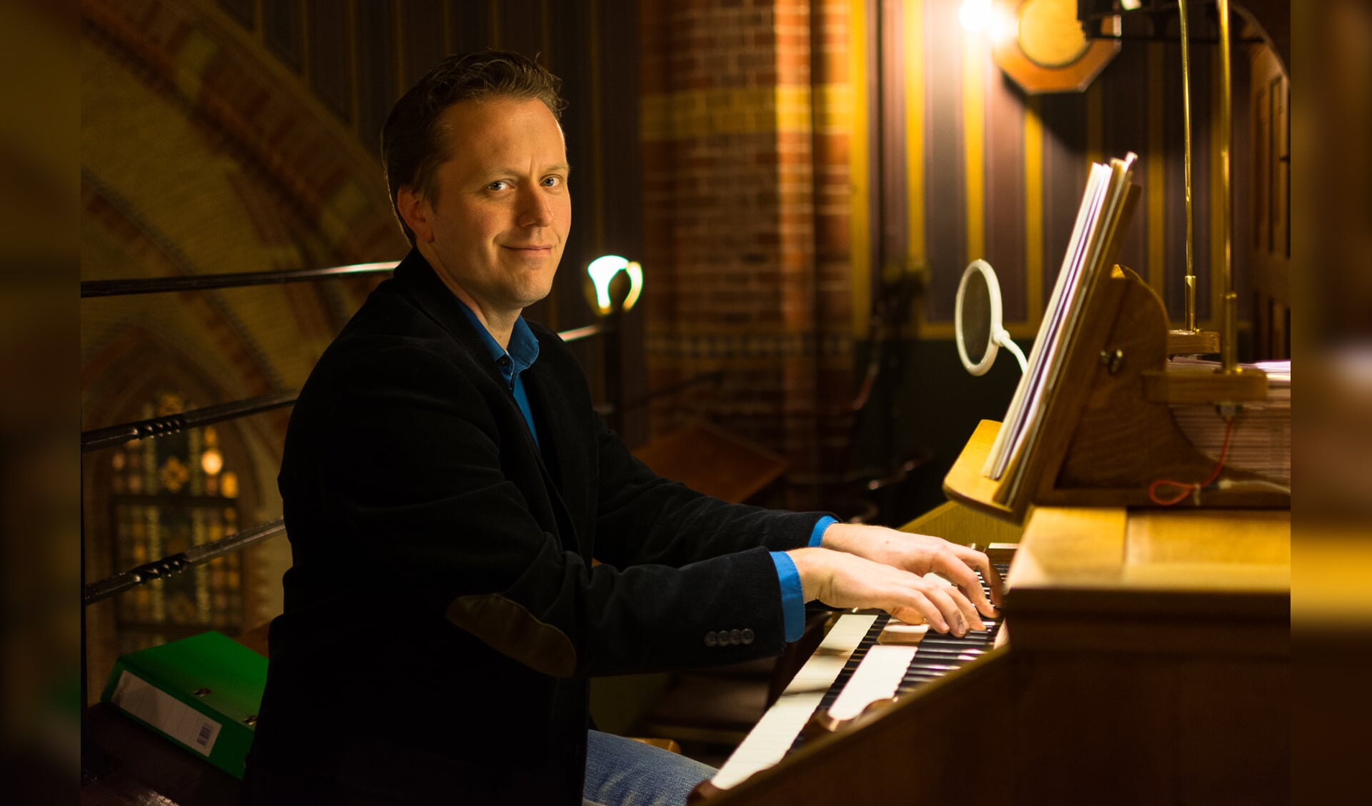 Organist Cor de Vries.
