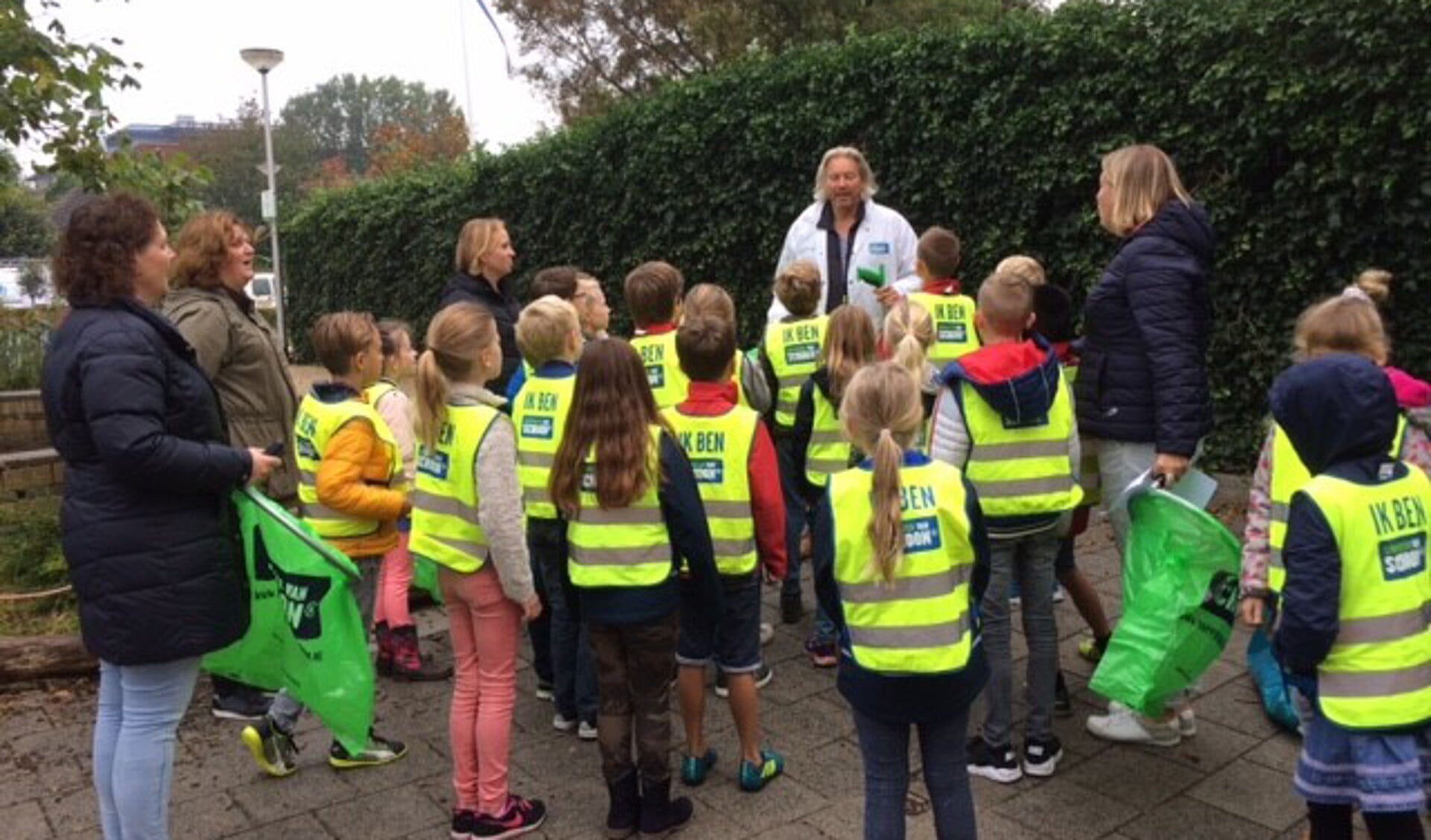 Leerlingen luisteren naar de instructies van coordinator Sjaak Veeken. | Foto: pr.