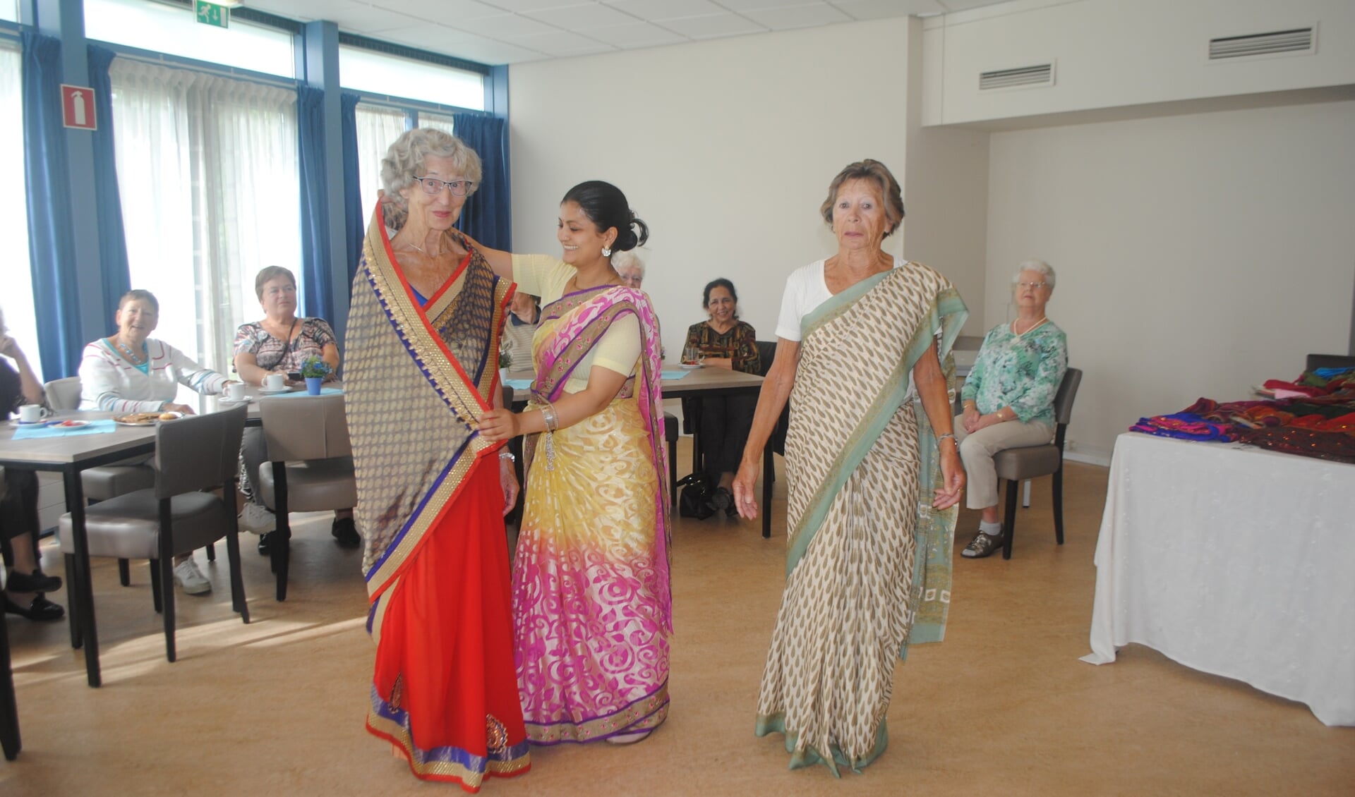 Mannequin Radika uit Alphen toonde hoe een sari om het lichaam wordt gedrapeerd. | Tekst&Foto: Nelleke Thissen