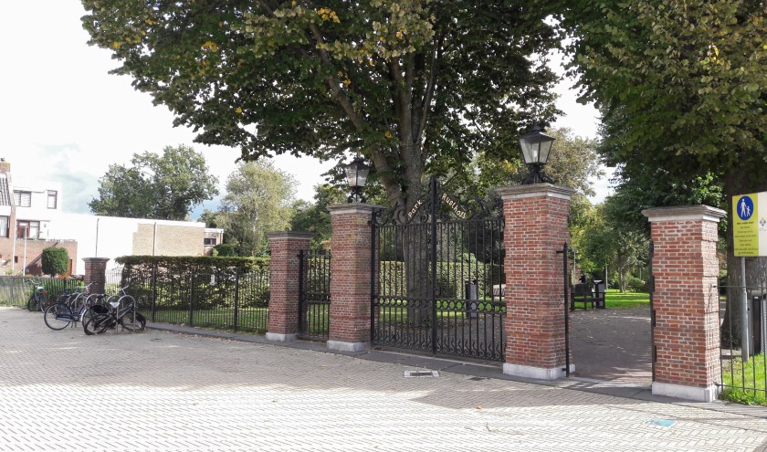 Het plan is om op het lege terrein naast de ingang van het park een appartementencomplex met horeca te bouwen.