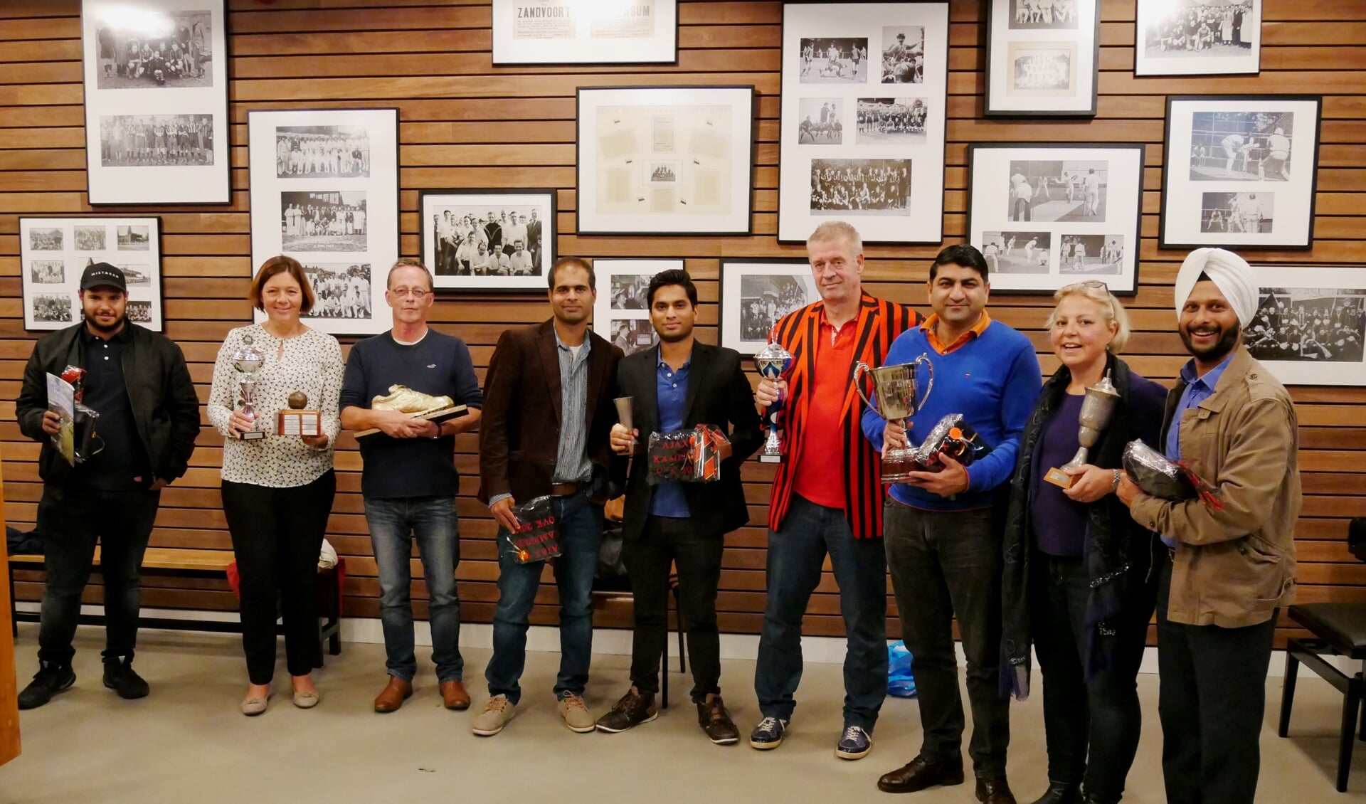 Ajax cricket: de prijswinnaars bij de senioren. | Foto Maarten van Erp Taalman 