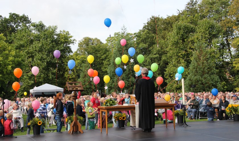 Los! De ballonnen met kinderwensen gaan de lucht in. | Foto: PR  