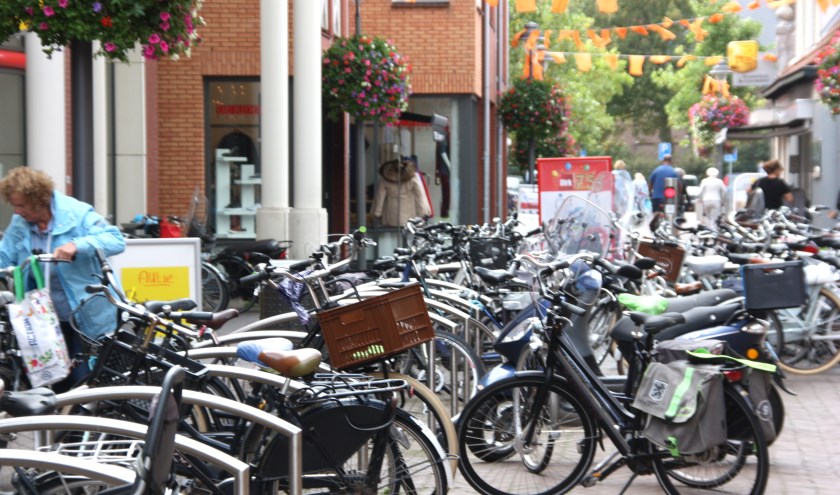 De populariteit van de Kerkstraat levert door de vele fietsen grote problemen op. | Foto: Wim Siemerink