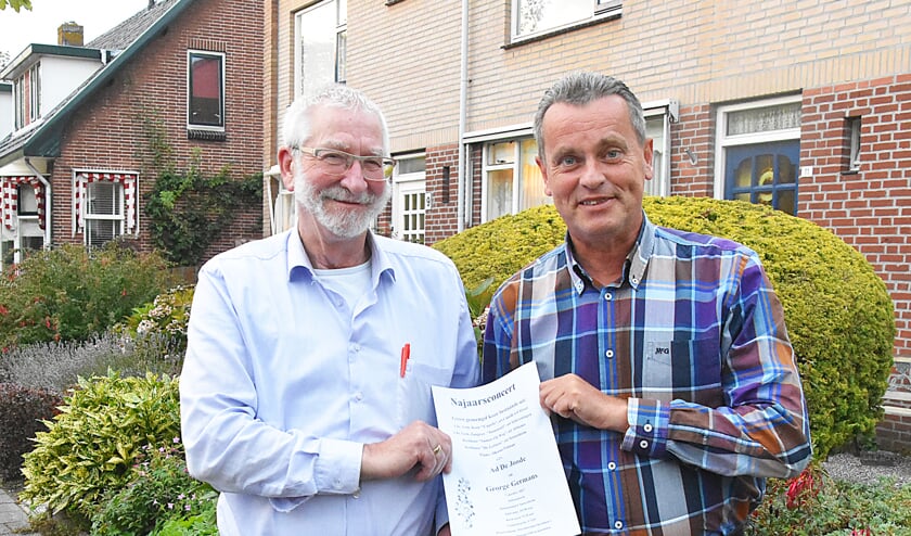 Siep Eisenga en George Germans (r) organiseren samen met Ad de Joode het bijzondere concert met vier koren. | Foto: Piet van Kampen