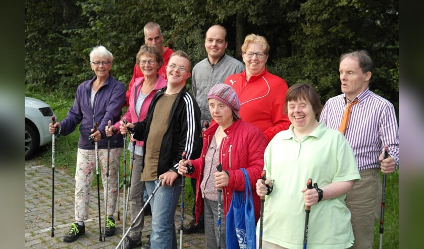 Voor een aantal blijft het wennen, maar velen wandelen makkelijk met 'stokken'. | Foto: pr