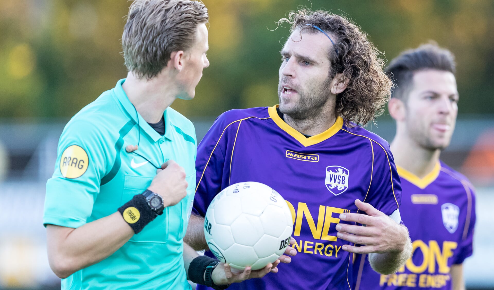 Jordy Zwart en scheidsrechter Van der Eijk. | Foto: Orange Pictures, Toon Dompeling