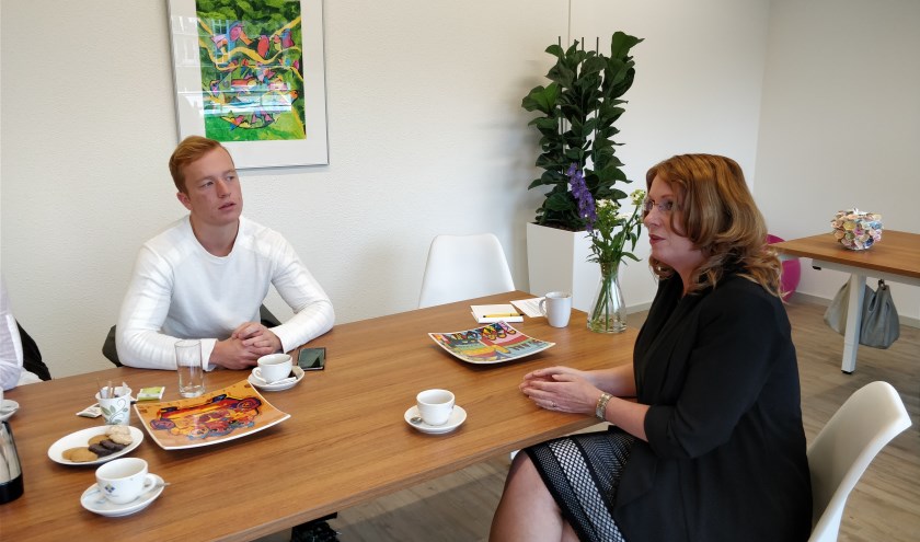 Koen in gesprek met burgemeester Carla Breuer over zijn tijd op het eiland Sint-Maarten. | Foto: pr.