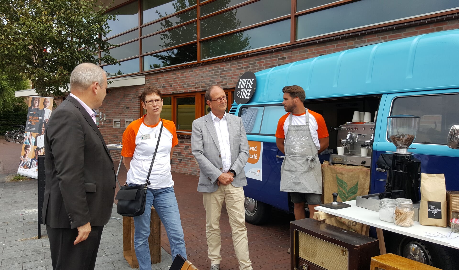 Ambassadeur Wilma van Werkhoven vertelt Hans Portengen (l) en wethouder Adri de Roon (2e v.r.) haar verhaal. 