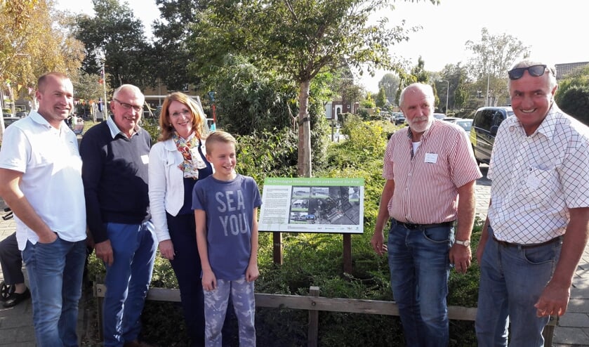 Het informatiebord wordt onthuld door drie generaties Warmerdam: Henk, Patrick en Thijs. | Foto: pr.