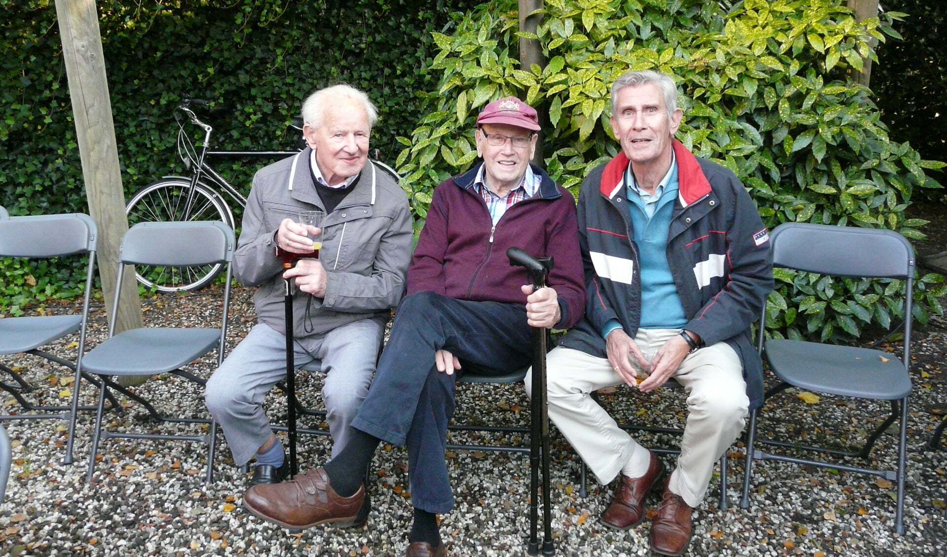 Drie oudere gasten bij het Boerhaaveboekfeestje; de negentigers  Dick van der Tang en Henk van den Berg, en tuinmedewerker Frits de Beer | Foto: pr..