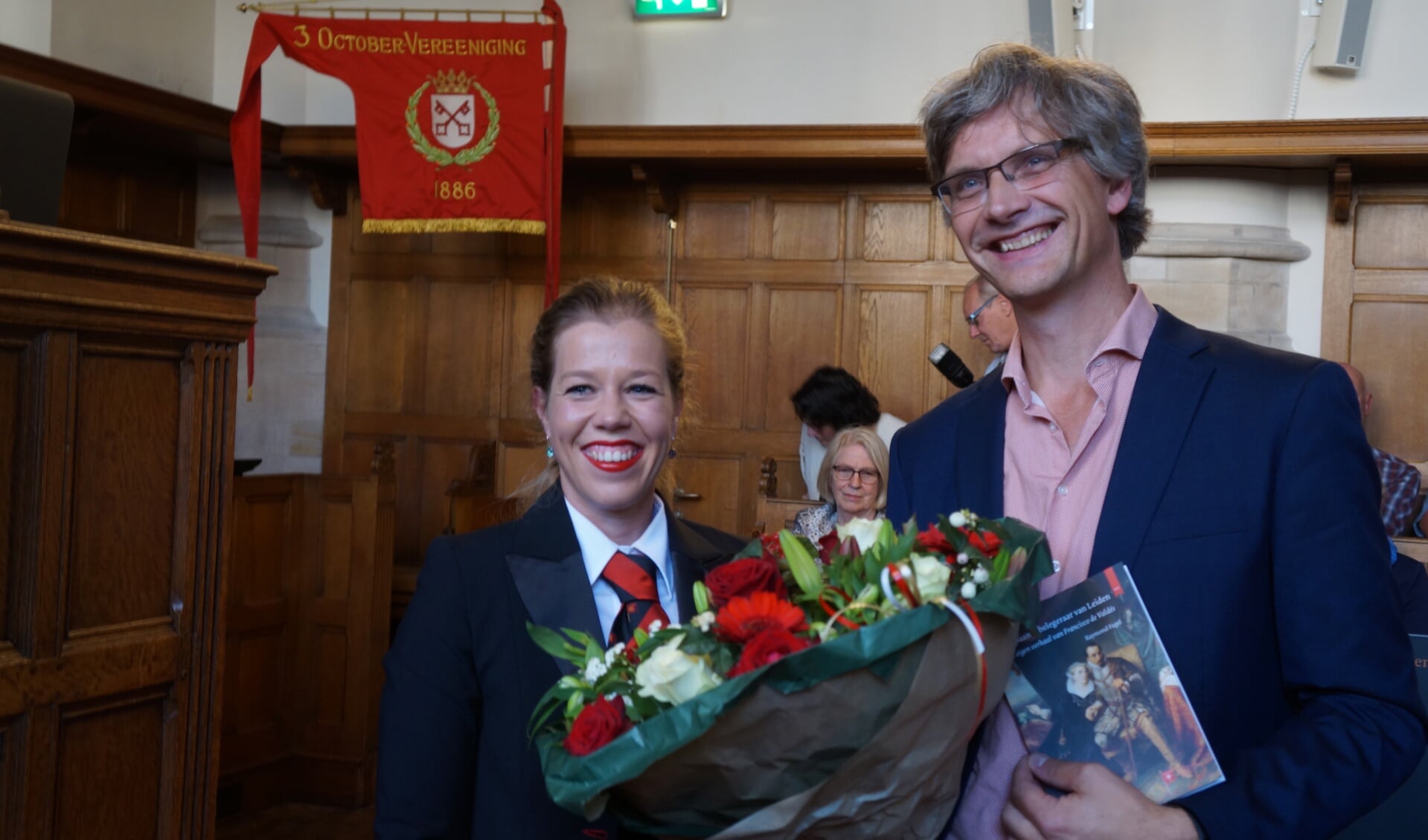 Anne-Fleur Filemon overhandigt een boeket bloemen aan Raymond Fagel.| Foto: Frans Brocken).