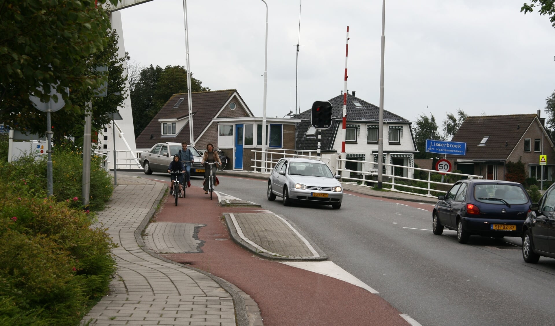 Er is een plan van aanpak gemaakt met verkeersmaatregelen die ook de Lisserbrug betreffen.