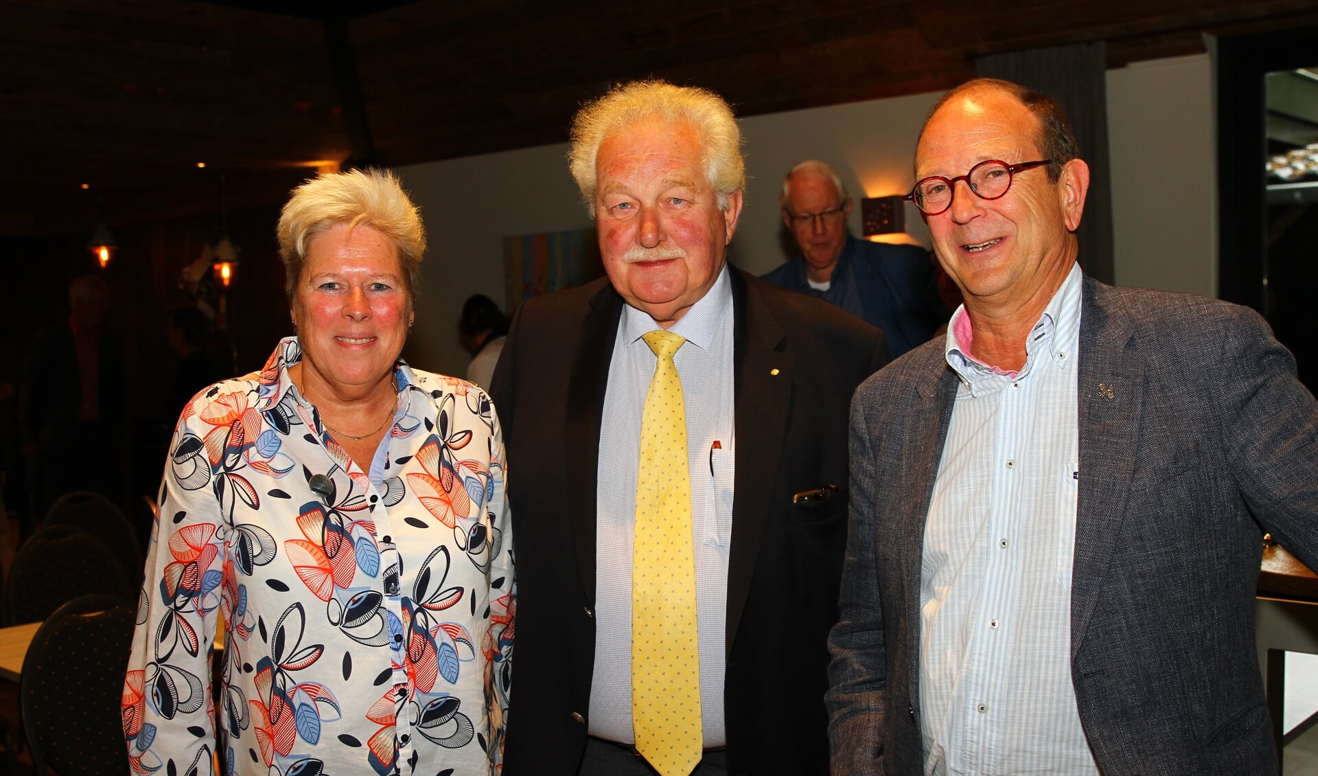 Astrid Verkerk, bestuursvoorzitter Joost Kuurman en wethouder Adri de Roon bij Verkerks afscheid. 