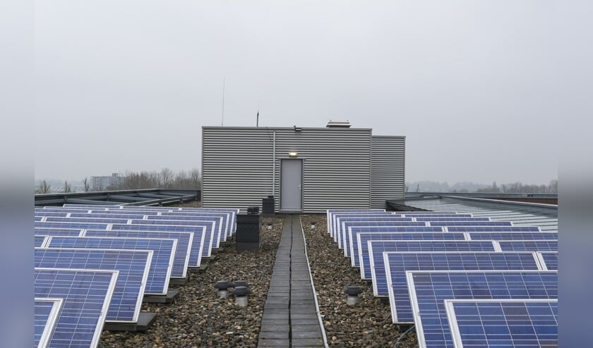 Zonnepanelen op het dak van een flatgebouw.