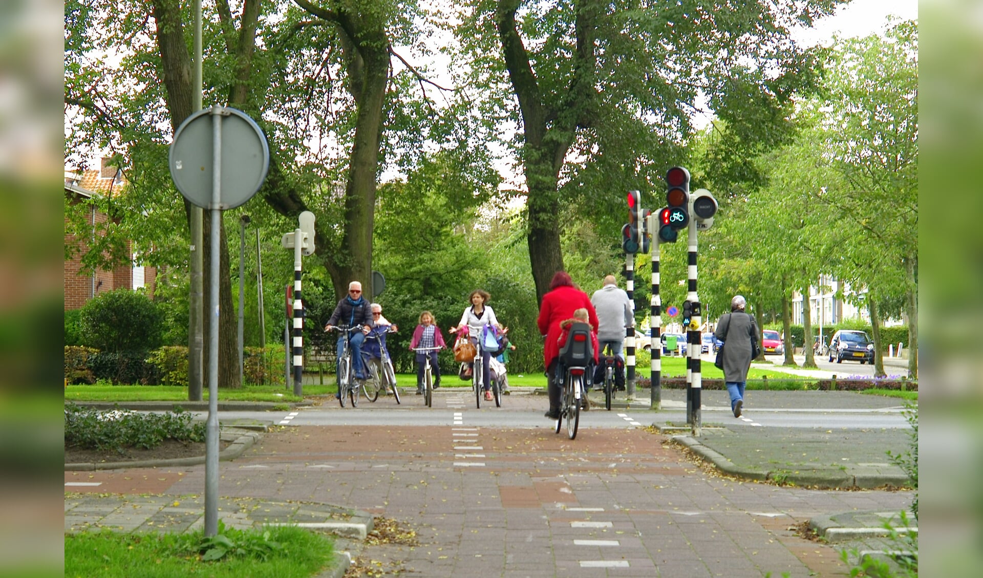 De oversteekplaats op de Zeeweg voor fietsers en voetgangers bij het Waterloopje. 