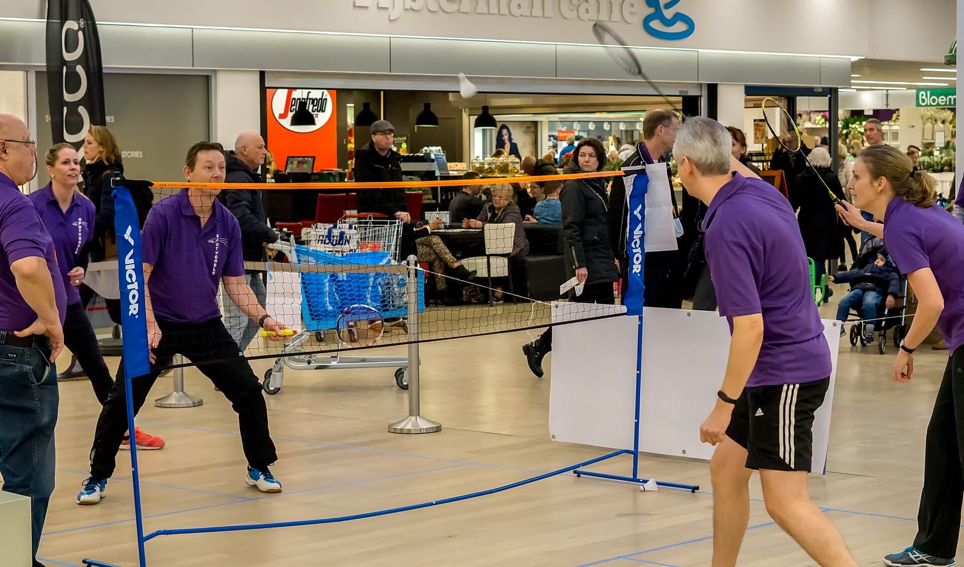 Ervaren leden van BC De Spotvogels laten zien hoe uitdagend een wedstrijdje badminton op niveau kan zijn.