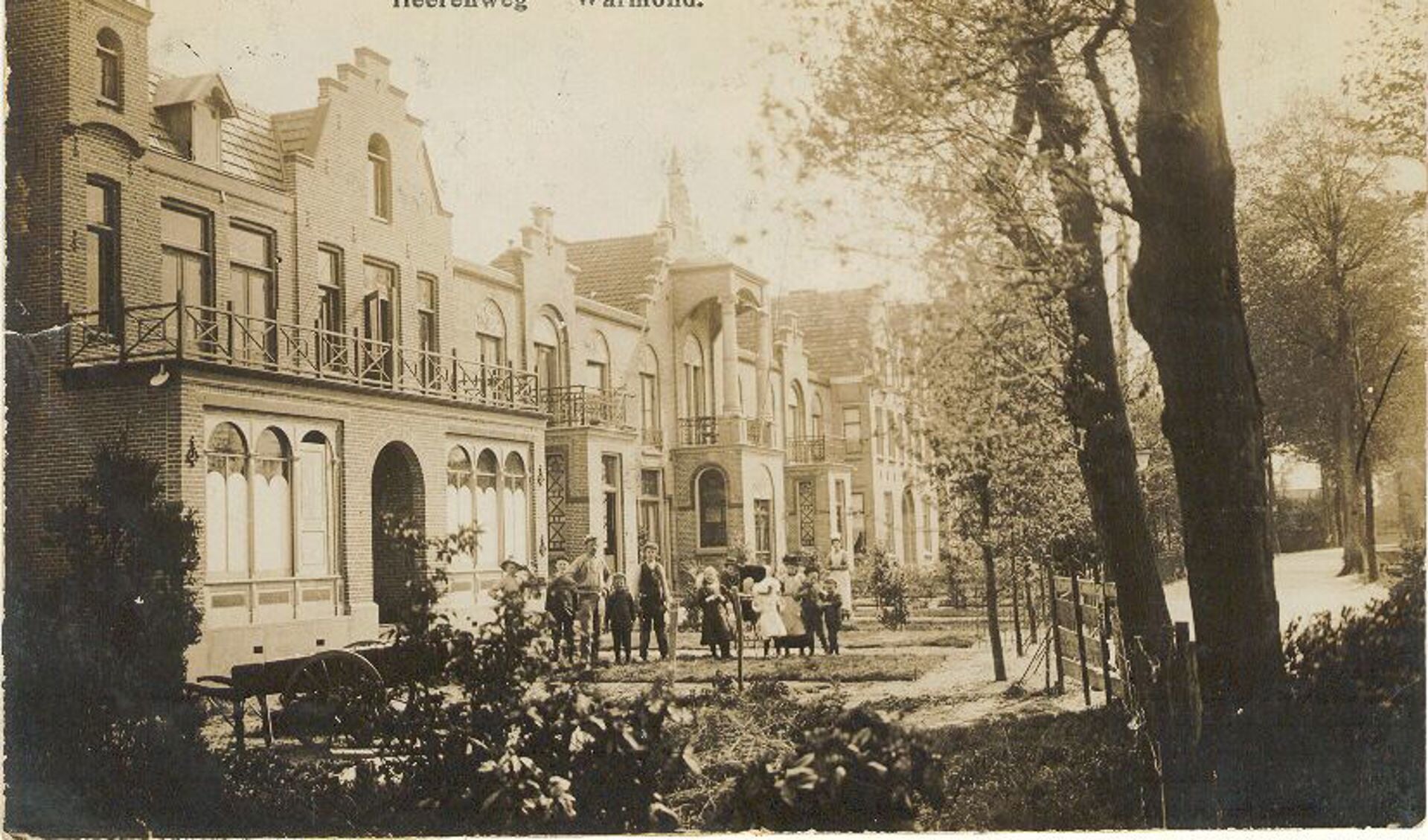 De Herenweg bij huisnummers 47 tot en met 63, in 1910. Deze huizen werden opgetrokken met onderdelen van afgebroken herenhuizen uit Den Haag. | Foto: pr.