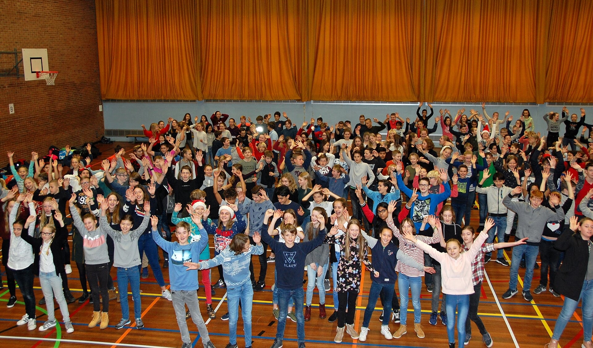 Leerlingen van het Rijnlands Lyceum zijn blij met de grote opbrengst van actie Paardekracht. | Foto PR