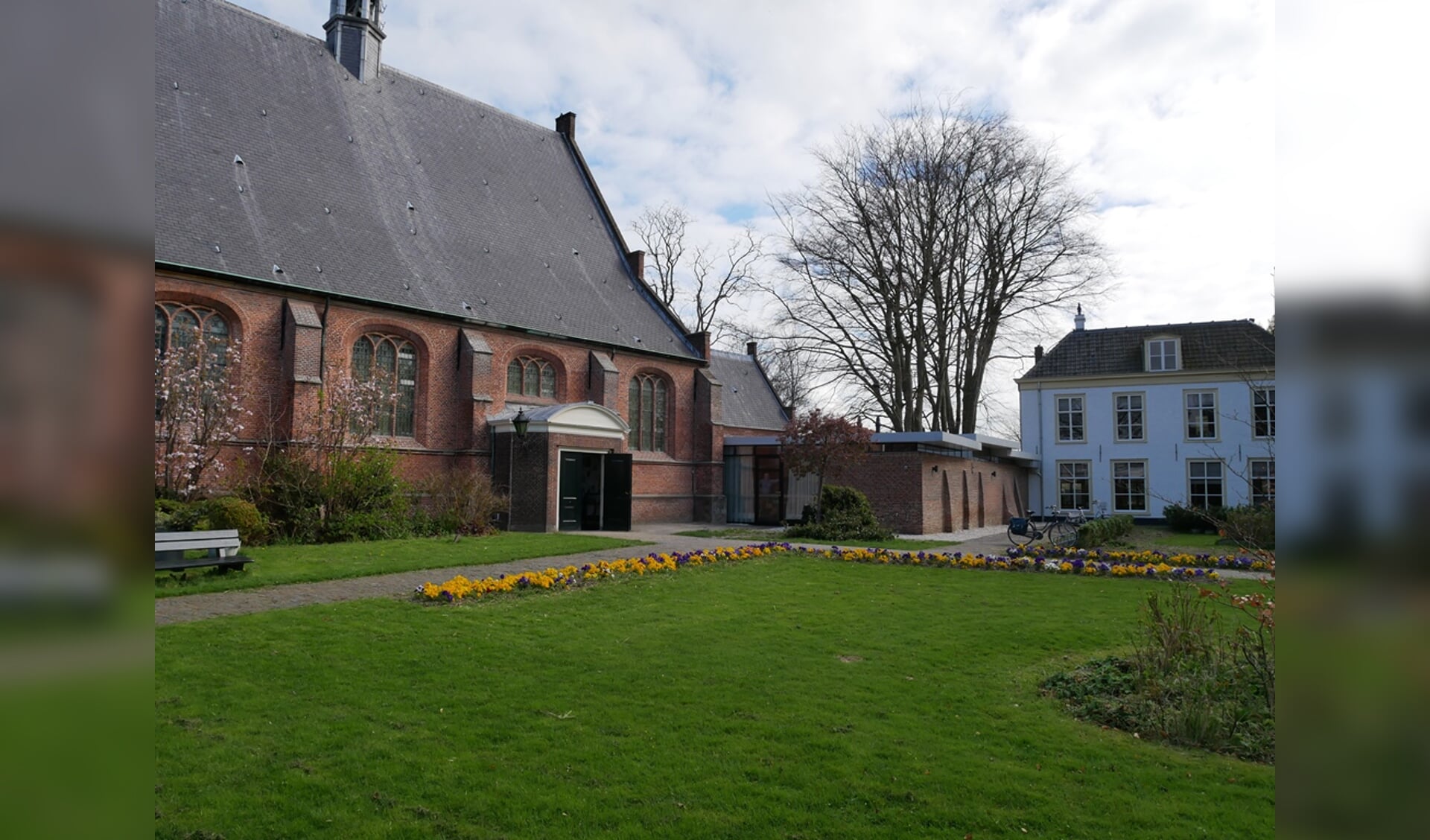 De Dorpskerk en 't Trefpunt, gebouwen van de Protestantse Gemeente Leiderdorp die mede met de opbrengst van Actie Kerkbalans worden onderhouden.    