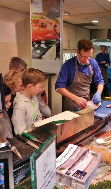 Hugo van der Meij legt uit hoe je vis schoonmaakt. | Foto De Lichtwijzer