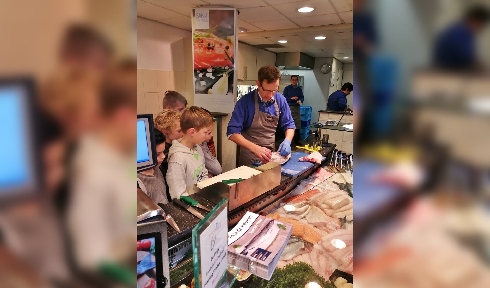 Hugo van der Meij legt uit hoe je vis schoonmaakt. | Foto De Lichtwijzer