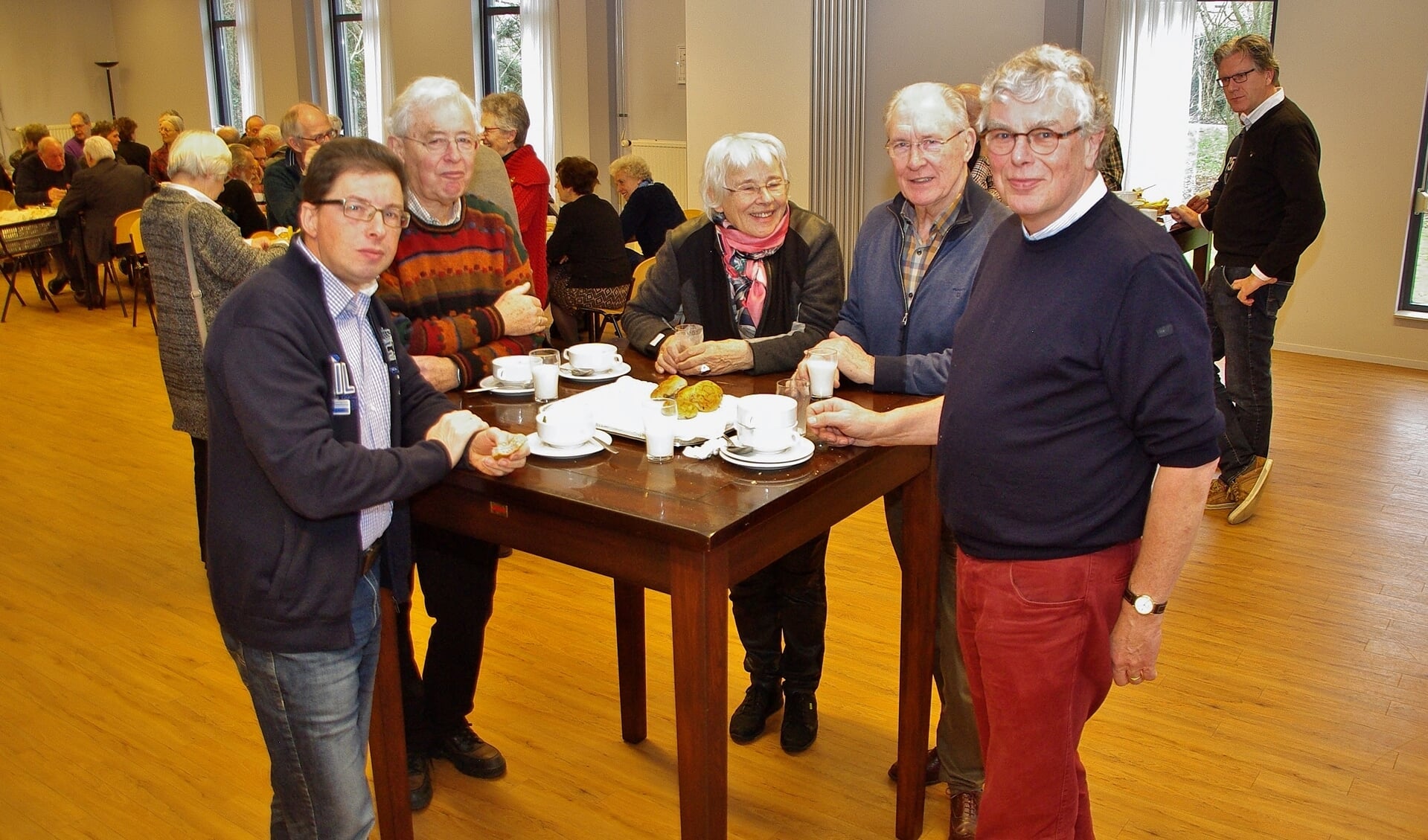 In Willibrords Erf wisselden vrijwilligers bij een heerlijke lunch ervaringen uit. | Foto Willemien Timmers