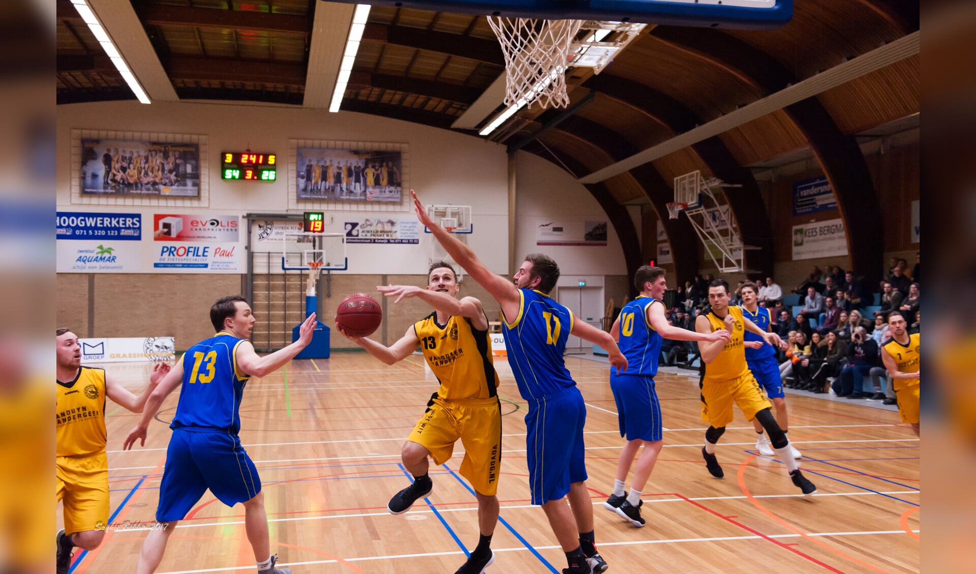 Glenn Schijf met achterwaartse assist op Sjors Bootsman. | Foto: Sophie Bekker