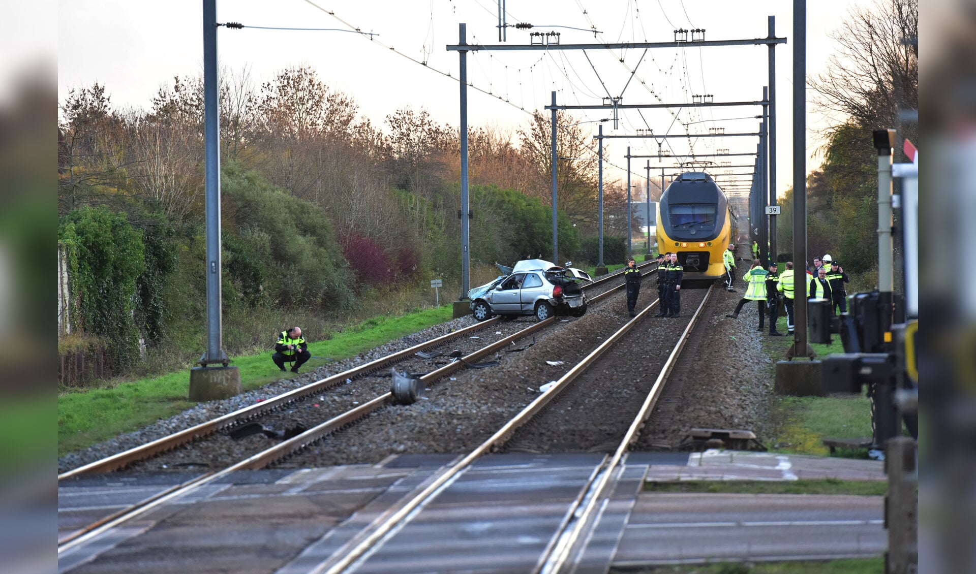 In 2015 overleden twee personen bij een aanrijding van een trein met hun auto op de spoorwegovergang.| Foto: archief/Toon van der Poel