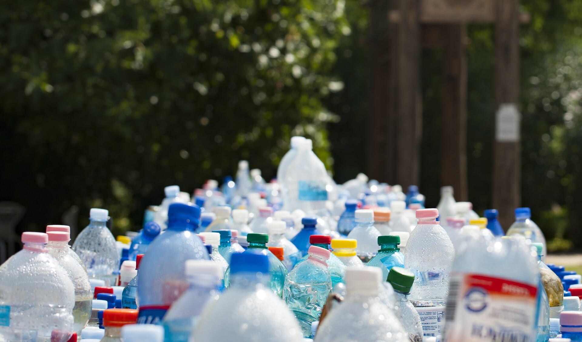 Statiegeld op alle plastic flessen kan een hoop schelen in het zwerfafval. 
