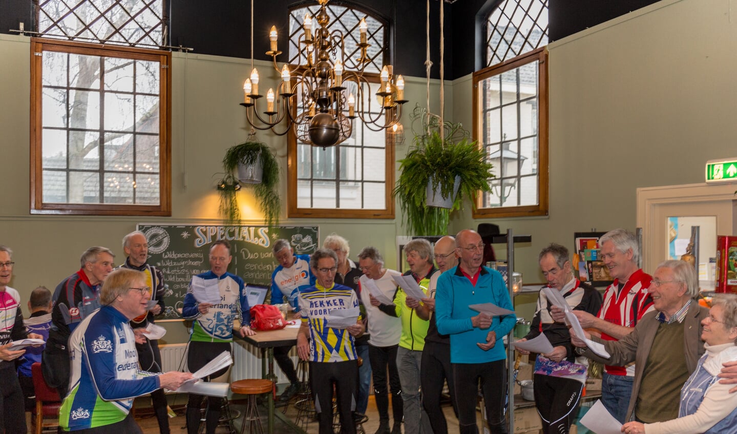 Fietsmaten van No Milk To Day zongen Wim Driessen toe in de Oude School in Warmond. | Foto Wil van Elk