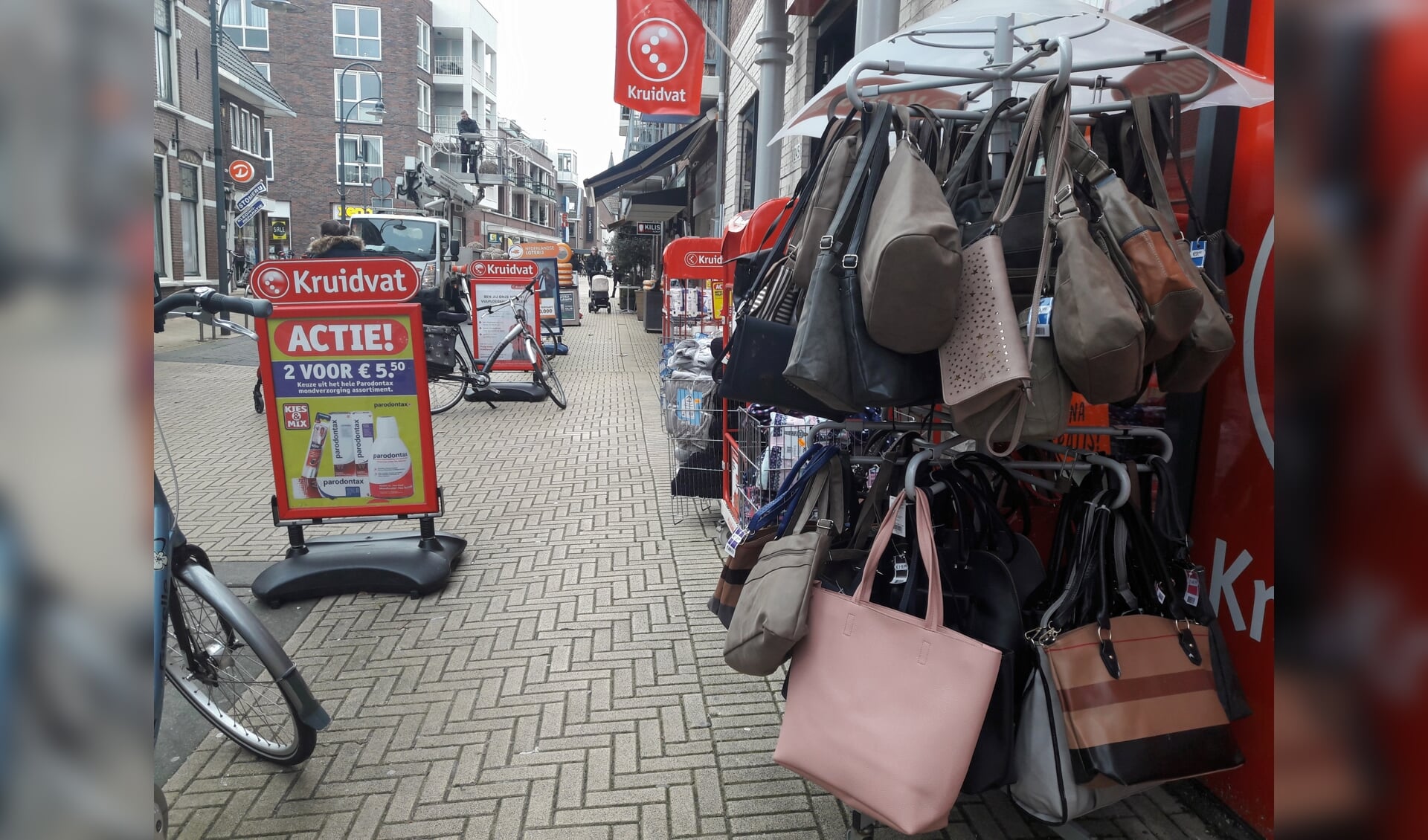 De stoep in de Hoofdstraat in Sassenheim staat regelmatig vol met reclameborden en verkoopwaar. | Foto: MV