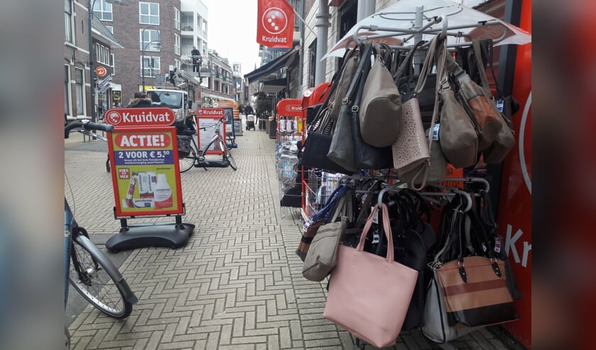 De stoep in de Hoofdstraat in Sassenheim staat regelmatig vol met reclameborden en verkoopwaar. | Foto: MV