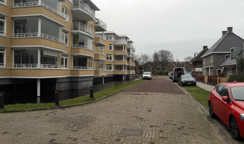 Bewoners zijn ontevreden over de verzakte straten en het gebrek aan parkeerruimte en een trottoir. | Foto: MV