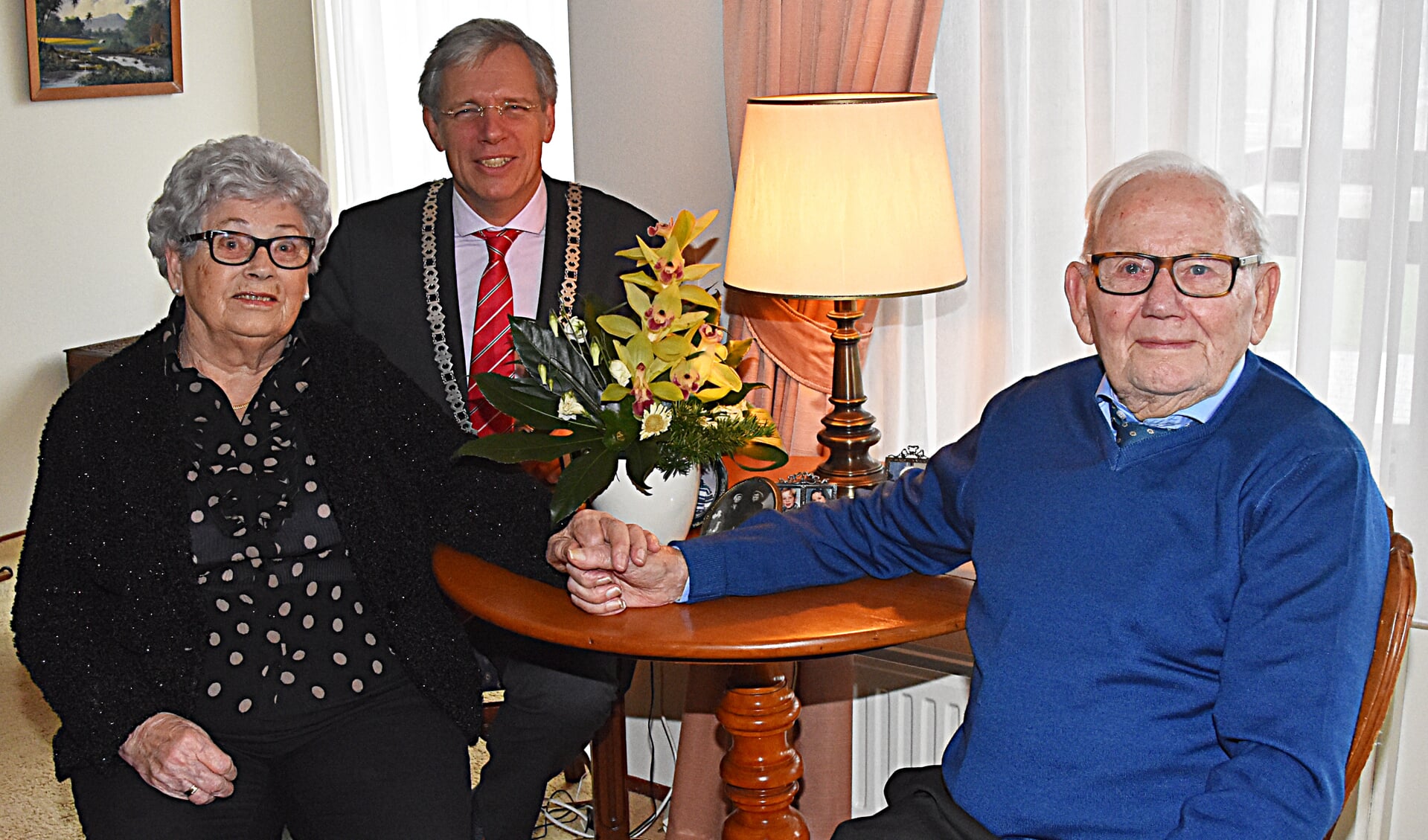 Koos en Corry van Wijk kregen burgemeestersbezoek ter gelegenheid van hun 65-jarig huwelijksfeest. | Foto: PvK
