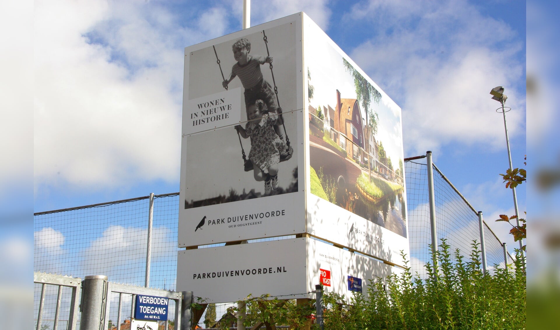 Een reclamebord voor het park aan de Duivenvoordestraat. | Archieffoto Willemien Timmers