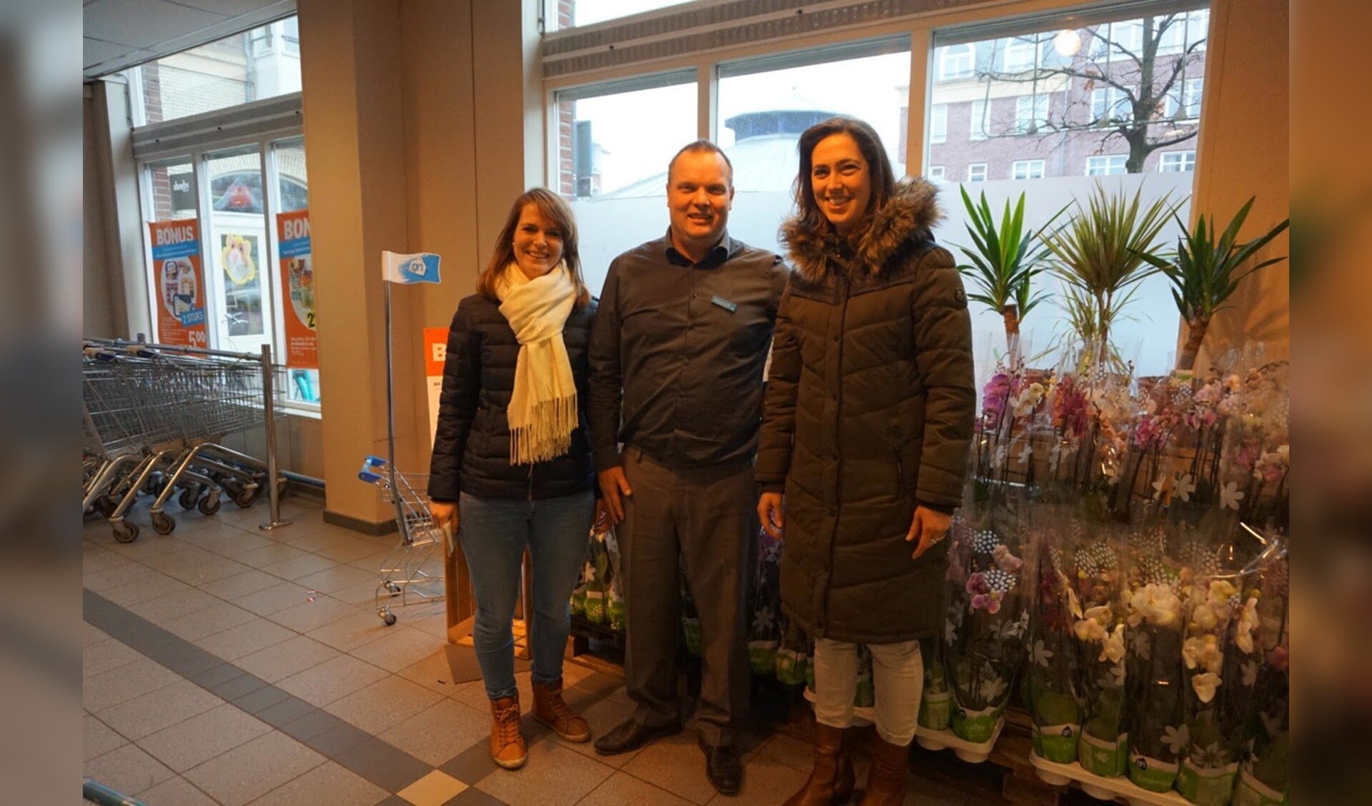 Anja Overgaag (l) en Hannerieke Dekkers van stichting Speel- en ontmoetingsplaats de Geest ontvangen de cheque van Lucas van Tol. | Foto: pr.