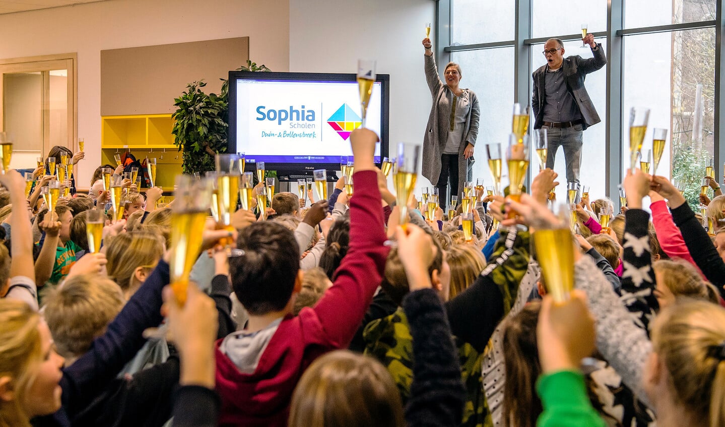 Kinderen van basisschool de Buitenplaats in Warmond proosten op de nieuwe naam en het nieuwe logo van de Sophia Scholen in 2019.| Foto: pr./ Frank van Beek