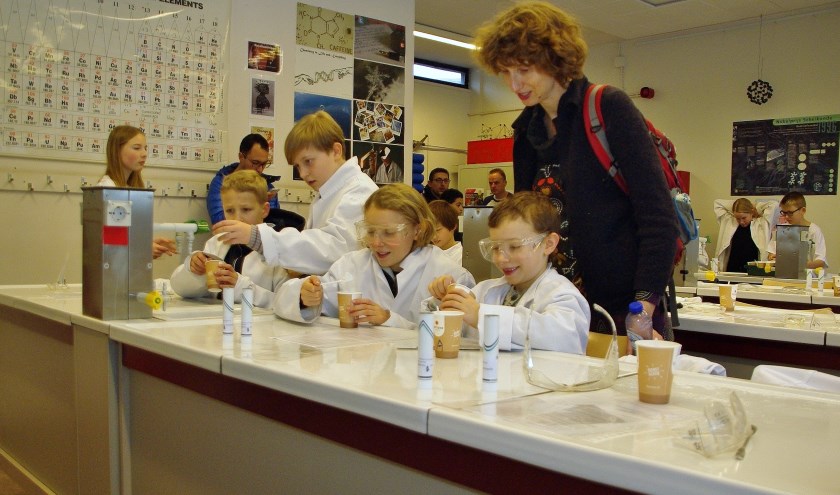 Deze kinderen maakten tijdens een proefles hun eigen tandpasta op het Rijnlands Lyceum aan de Apollolaan. Nu maar hopen dat straks op de nieuwe school de lessen net zo leuk zijn. | Foto: Willemien Timmers