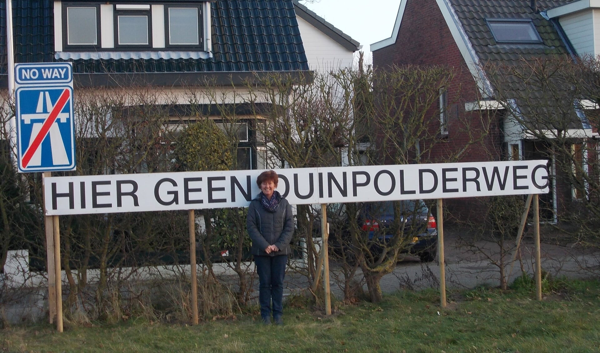 Thea de Groot plaatst namens bewoners van de Zilkerduinweg een protestbord tegen de voorkeursvariant van de Duinpolderweg. | Foto: Piet de Boer