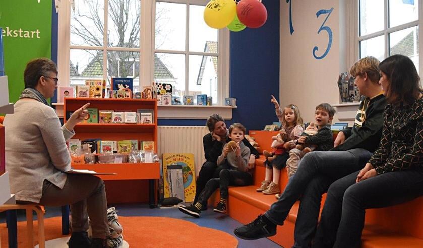 Brigitte Kerkhoven leest voor tijdens het Voorleesontbijt in Warmond. | Foto: Piet van Kampen