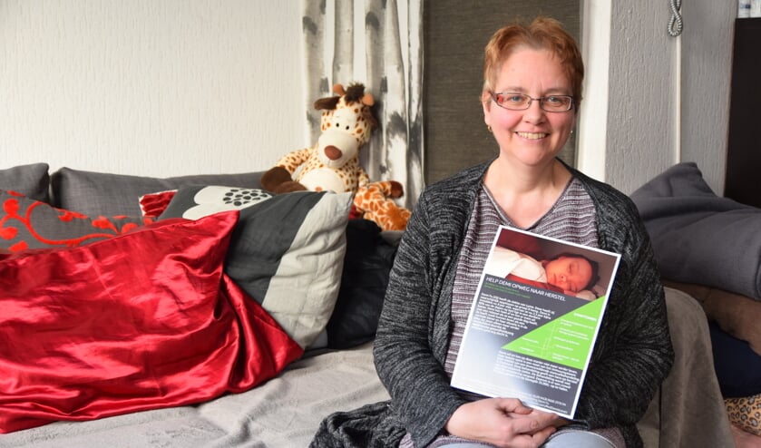 Ingrid Fu met de poster van de inzamelactie.