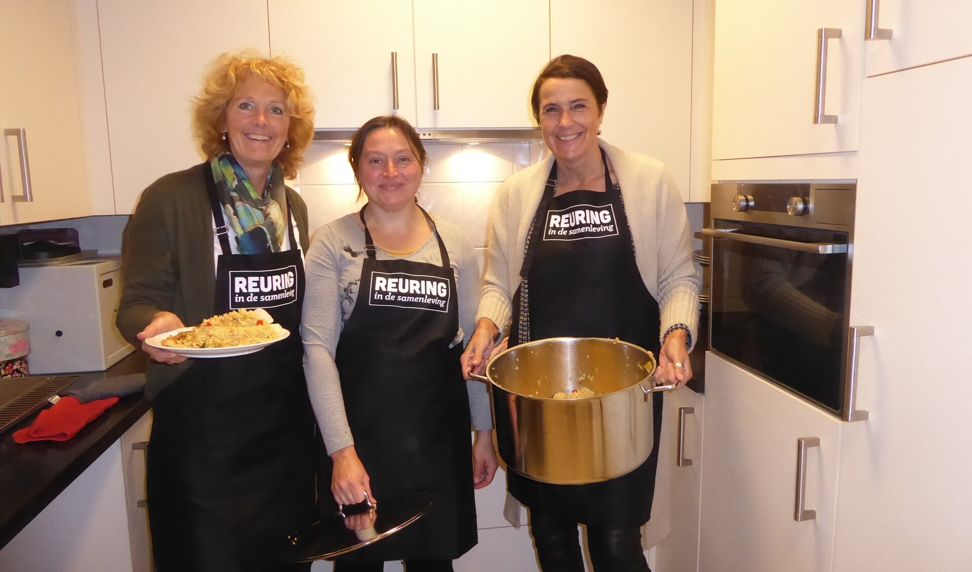 Van links naar rechts: Christina Osinga, kok van de avond Maria, Els Troch. | Foto en tekst: Ina Verblaauw