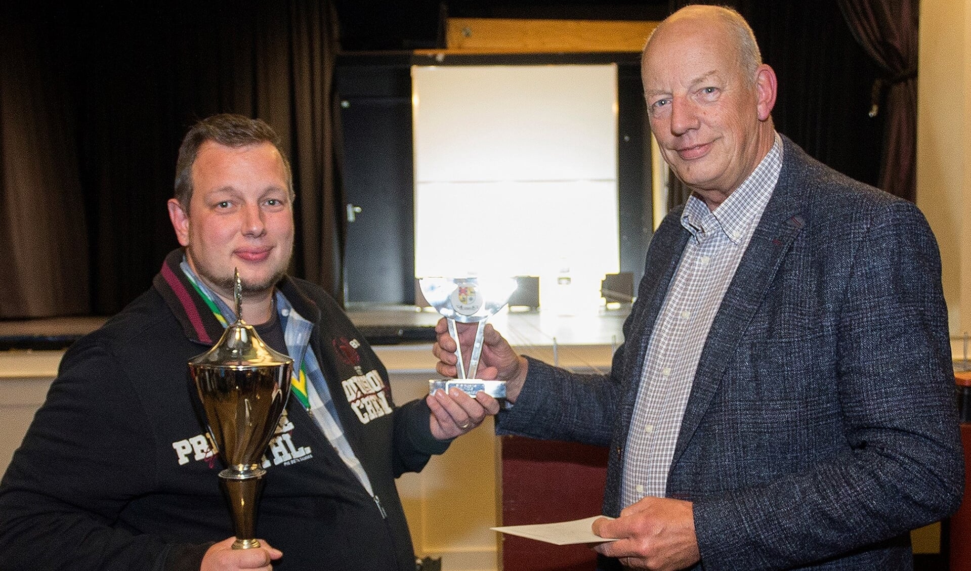 Kampioen Jeroen Schulte ontvangt uit handen van voorzitter Kees van Velzen de trofeeën. | Foto: pr.. 
