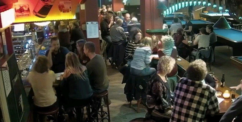 Normaal zijn de quizzen in de kroeg, maar nu kunnen deelnemers vanuit huis meedoen. Teamleden overleggen via skype, whatsapp of zoom.