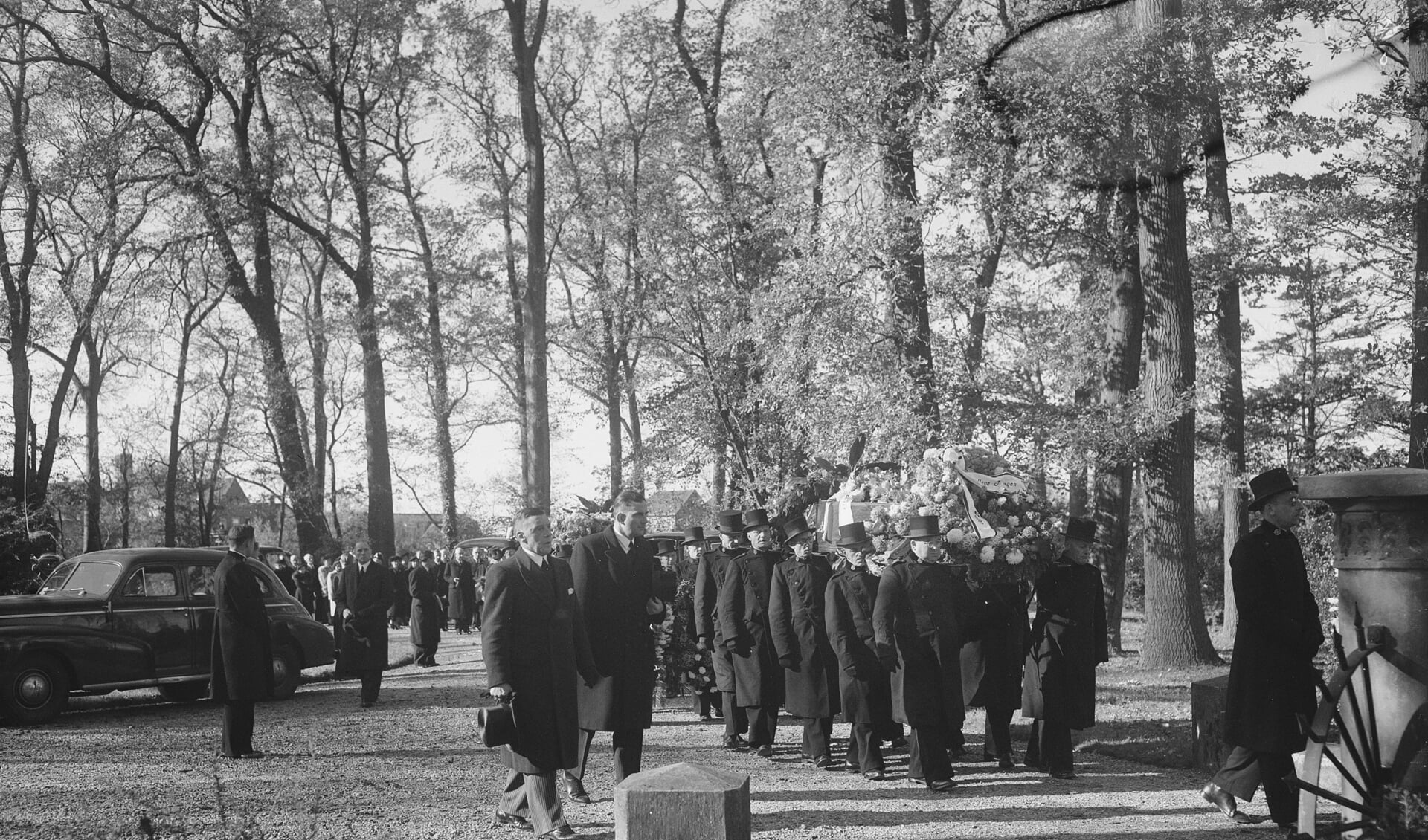 Op woensdag 27 oktober 1948 werden de stoffelijke overschotten van Parmentier, Mac Inerny en Veenendaal onder enorme belangstelling naast elkaar begraven op begraafplaats Rhijnhof. | Foto: CC0/Wikimedia
