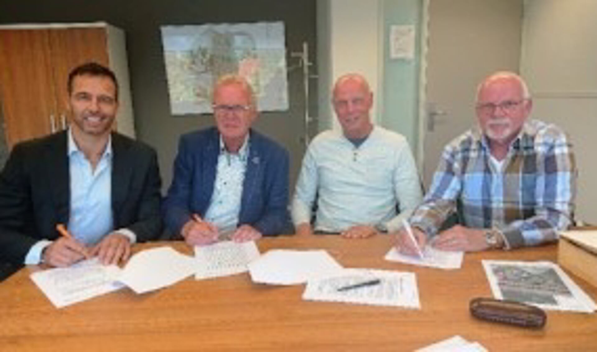 Wethouder Bas Brekelmans ondertekent de verkoop van de grond met de broers Van Gent. | Foto: pr. 