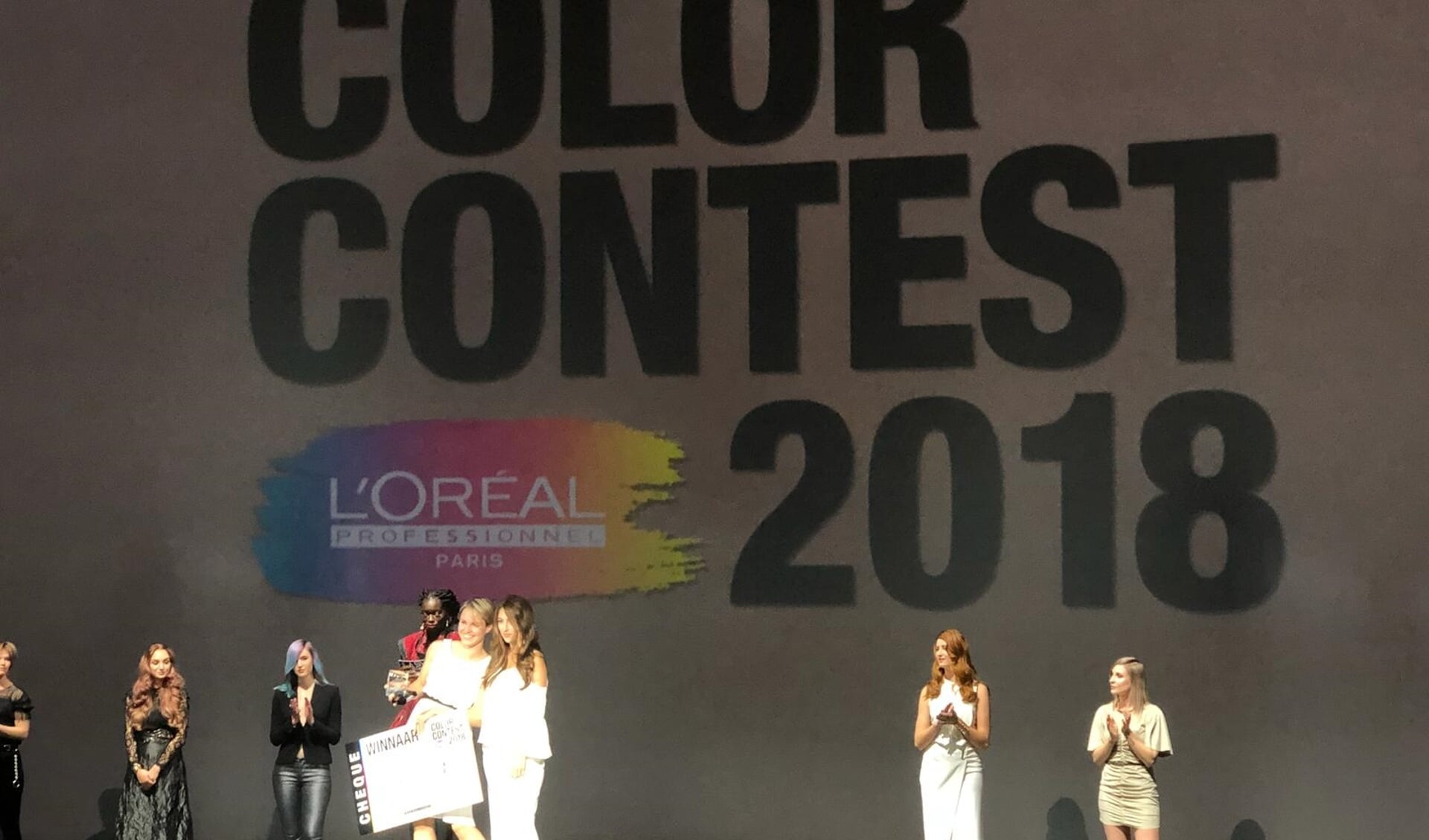 Lise Smit neemt samen met model Deniz de prijs in ontvangst in de categorie Color Me French. | Foto: pr.