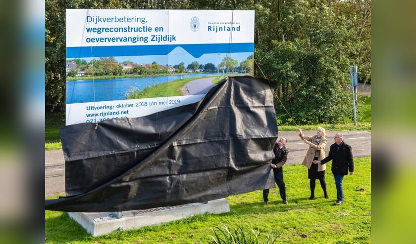 Wethouder Rob ten Boden onthult samen met Petrouchka den Dunnen (directeur provincie Zuid-Holland) en Marco Kastelein (hoogheemraad Rijnland) het bord bij de werkzaamheden. Foto: pr./ Buro JP